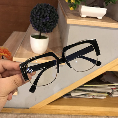 Ochelari de dama colorati cu un design non-standard