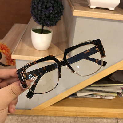 Ochelari de dama colorati cu un design non-standard