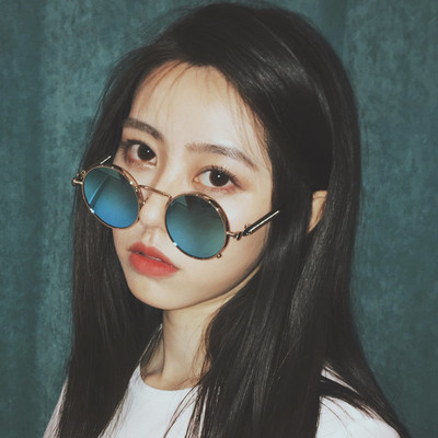 Sieviešu brilles ar apaļu formu un plāniem rāmjiem