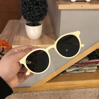 Ochelari de soare moderni cu lentile rotunde si rama din plastic