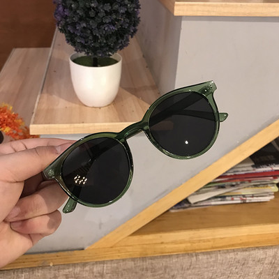 Ochelari de soare moderni cu lentile rotunde si rama din plastic