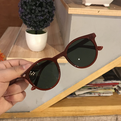 Ochelari de soare moderni cu lentile rotunde si rama din plastic