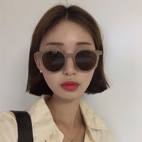 Ochelari de soare moderni cu lentile rotunde si rama din plastic