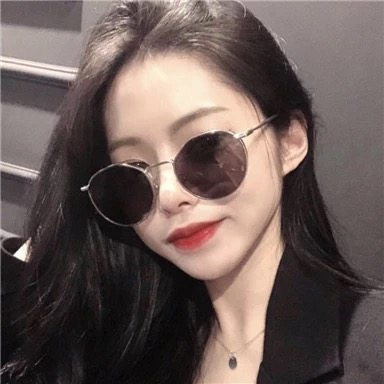 Ochelari moderni de dama cu rame subtiri metalice