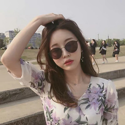 Ochelari moderni de dama cu rame subtiri metalice