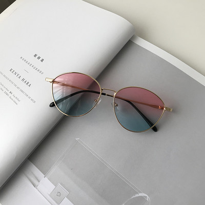 Ochelari moderni de dama cu rame subtiri metalice