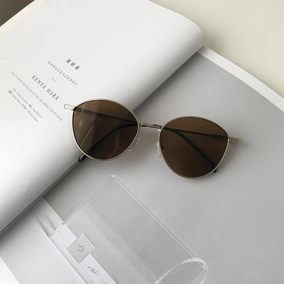 Ochelari moderni de dama cu rame subtiri metalice