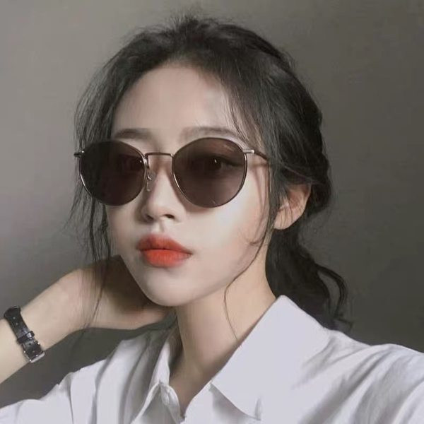 Ochelari moderni de dama cu rame subtiri metalice