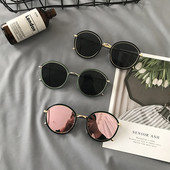 Retro saulesbrilles ar apaļu formu un spoguļa efektu