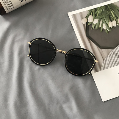 Retro saulesbrilles ar apaļu formu un spoguļa efektu