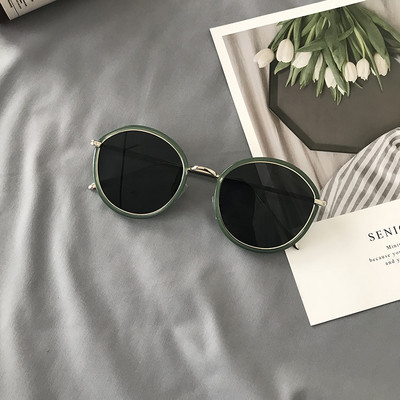 Retro saulesbrilles ar apaļu formu un spoguļa efektu
