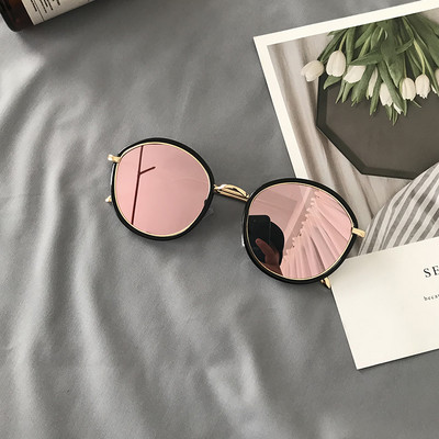 Retro saulesbrilles ar apaļu formu un spoguļa efektu