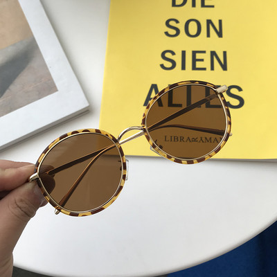 Retro saulesbrilles ar apaļu formu un spoguļa efektu