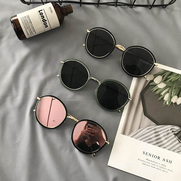 Retro saulesbrilles ar apaļu formu un spoguļa efektu
