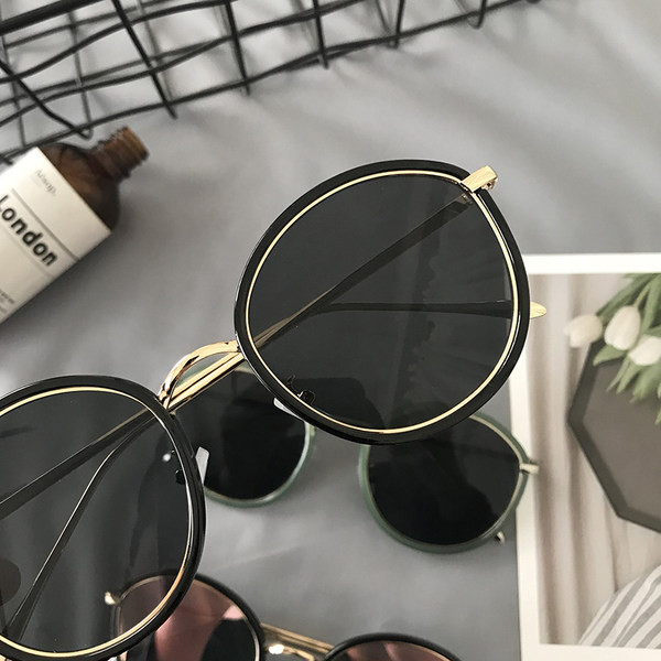 Retro saulesbrilles ar apaļu formu un spoguļa efektu