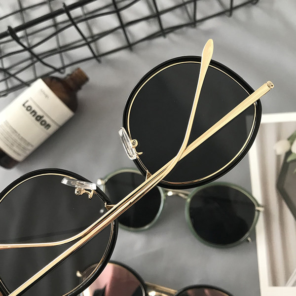 Retro saulesbrilles ar apaļu formu un spoguļa efektu