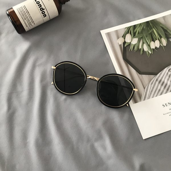 Retro saulesbrilles ar apaļu formu un spoguļa efektu