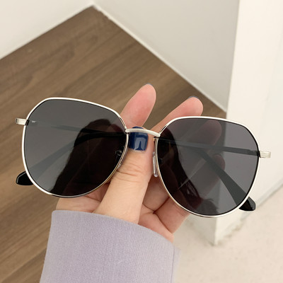 Jauns saulesbriļļu modelis ar plānu metāla rāmi