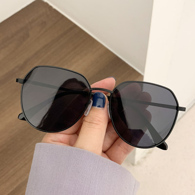 Jauns saulesbriļļu modelis ar plānu metāla rāmi