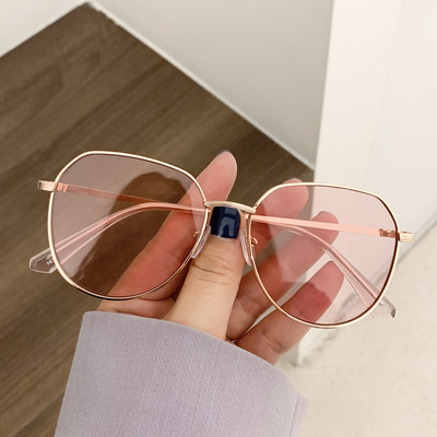 Jauns saulesbriļļu modelis ar plānu metāla rāmi