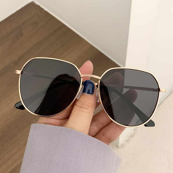 Jauns saulesbriļļu modelis ar plānu metāla rāmi