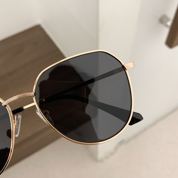 Jauns saulesbriļļu modelis ar plānu metāla rāmi