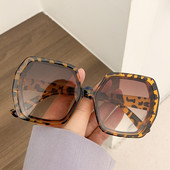 Modernas saulesbrilles ar UV aizsardzību vairākās krāsās