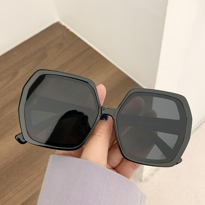 Modernas saulesbrilles ar UV aizsardzību vairākās krāsās