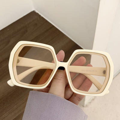 Modernas saulesbrilles ar UV aizsardzību vairākās krāsās