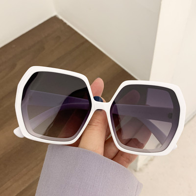 Modernas saulesbrilles ar UV aizsardzību vairākās krāsās