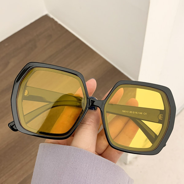 Modernas saulesbrilles ar UV aizsardzību vairākās krāsās