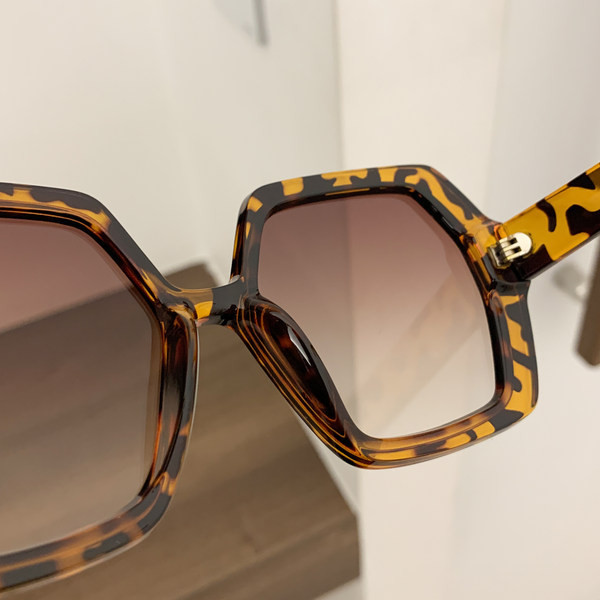 Modernas saulesbrilles ar UV aizsardzību vairākās krāsās