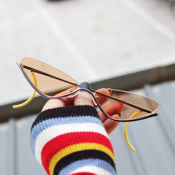 Γυναικεία γυαλιά σε ρετρό στιλ - δύο χρώματα