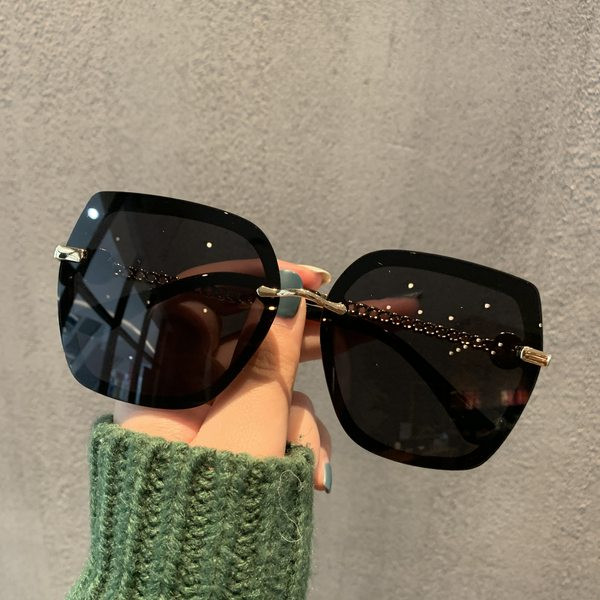 Stilīgas sieviešu saulesbrilles ar UV aizsardzību