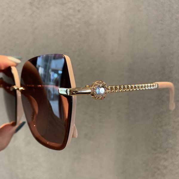 Stilīgas sieviešu saulesbrilles ar UV aizsardzību