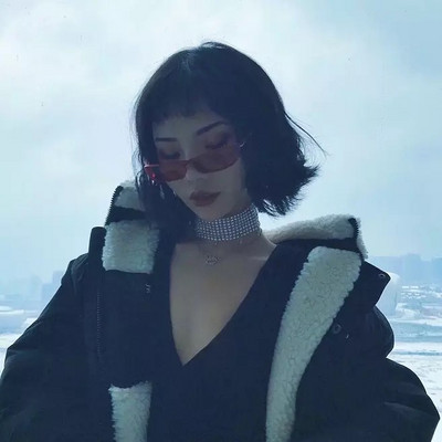 Modernas sieviešu brilles ar nestandarta formu