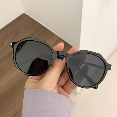 Modernas sieviešu saulesbrilles ar apaļu formu - vairākās krāsās