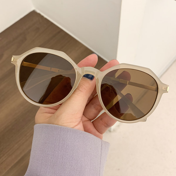 Modernas sieviešu saulesbrilles ar apaļu formu - vairākās krāsās