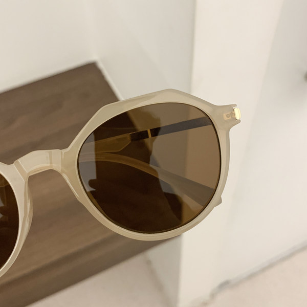 Modernas sieviešu saulesbrilles ar apaļu formu - vairākās krāsās