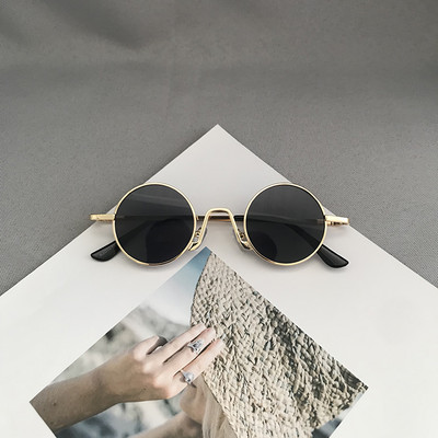 Aktuālās sieviešu apaļās brilles retro stilā