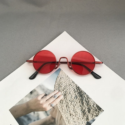 Aktuālās sieviešu apaļās brilles retro stilā