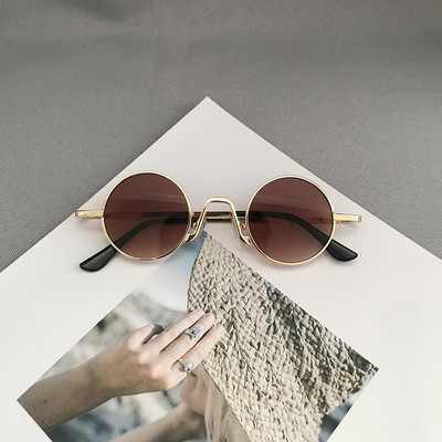 Aktuālās sieviešu apaļās brilles retro stilā