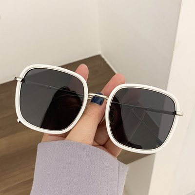 Jauns sieviešu saulesbriļļu modelis - retro stilā