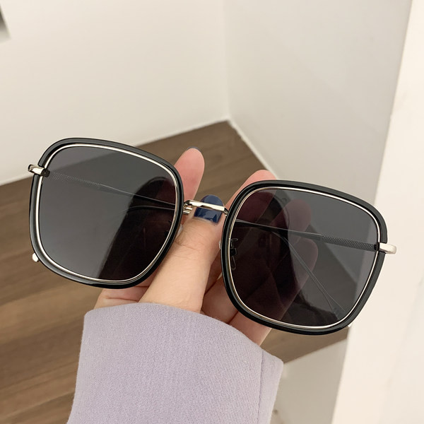 Jauns sieviešu saulesbriļļu modelis - retro stilā