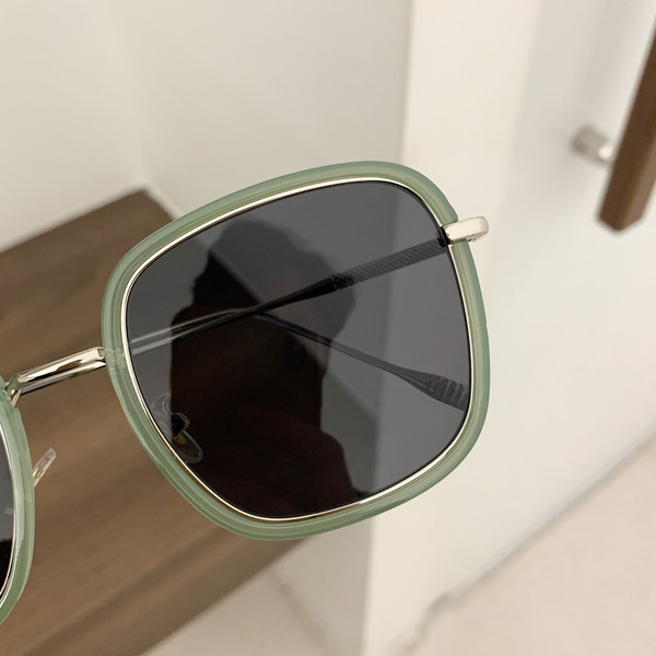 Jauns sieviešu saulesbriļļu modelis - retro stilā