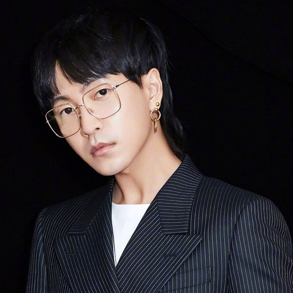 Sieviešu modernas brilles ar plānu rāmi