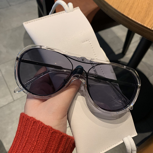 Ženske elegantne sunčane naočale s tankim okvirom ovalnog oblika