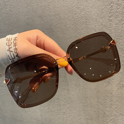 Aktuālās sieviešu saulesbrilles ar UV aizsardzību