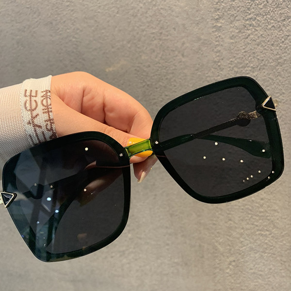 Aktuālās sieviešu saulesbrilles ar UV aizsardzību