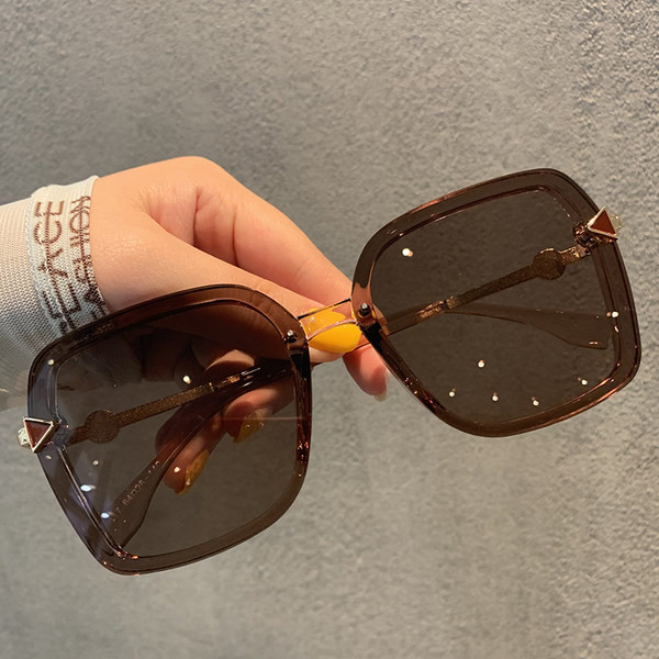 Aktuālās sieviešu saulesbrilles ar UV aizsardzību